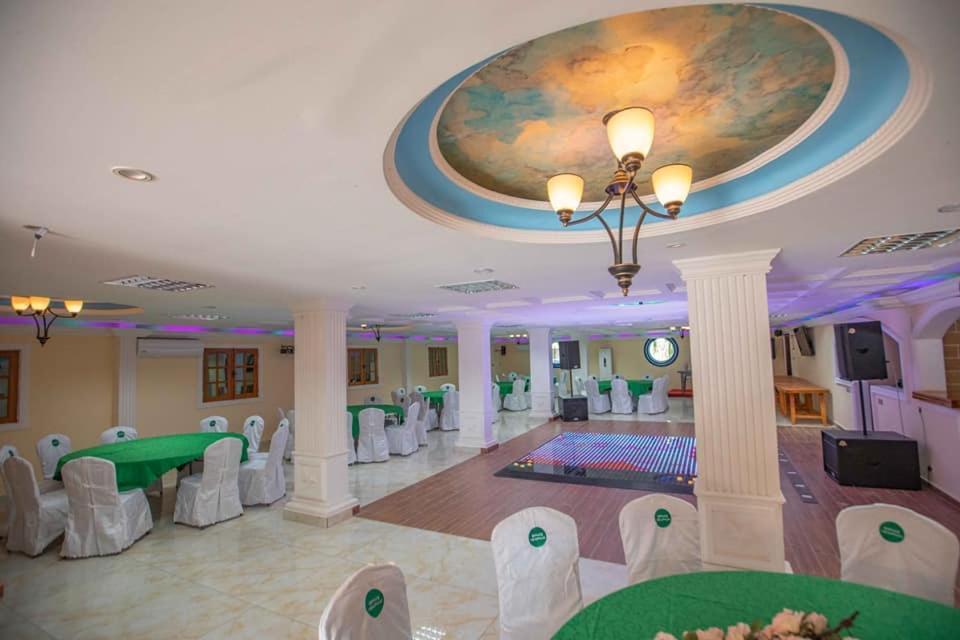 Mont Bleu Hotel Либревил Екстериор снимка
