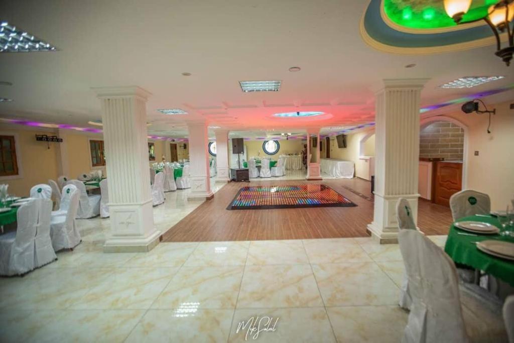 Mont Bleu Hotel Либревил Екстериор снимка